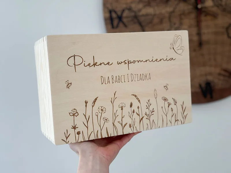 Pudełko Kwiaty z dowolnym napisem – personalizowany prezent dla kobiety