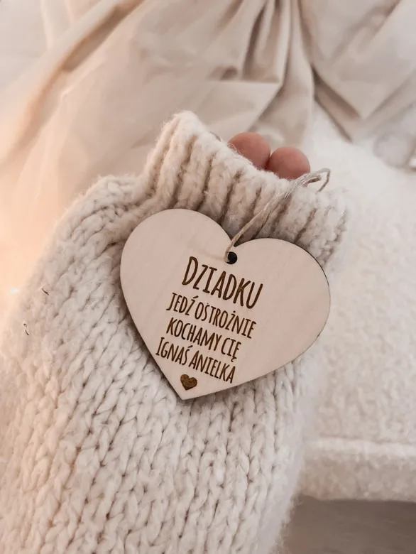 Zawieszka serce z dowolnym napisem.Spakowana gotowa do wręczenia