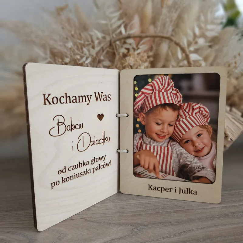 Ramka ze zdjęciem i dowolnym napisem. Spakowana gotowa do wręczenia.