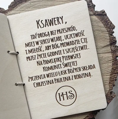 Drewniana kartka komunijna z życzeniami