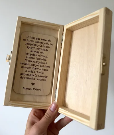 Pudełko na urodziny z dowolnymi życzeniami w środku