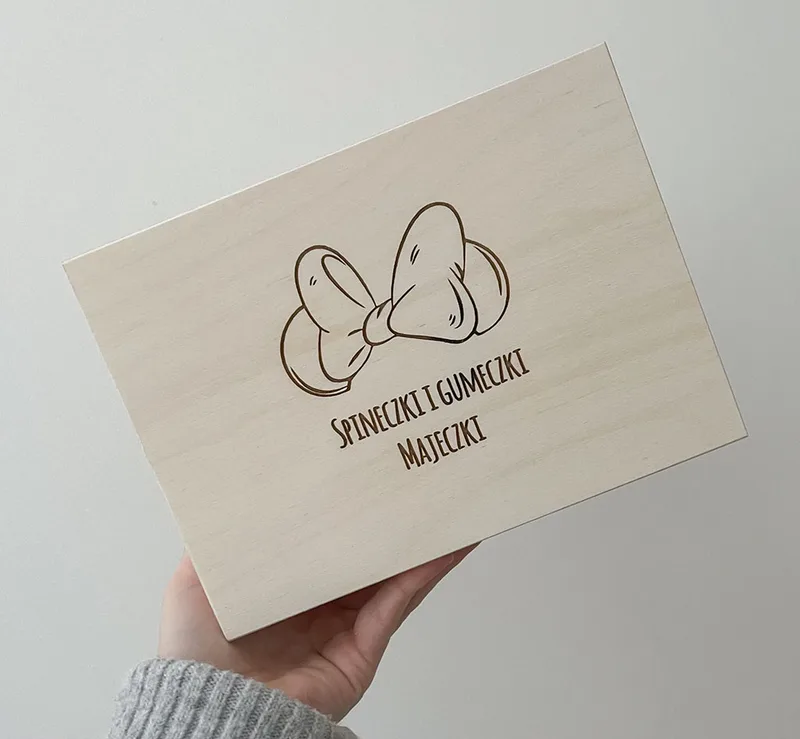 Organizer na spinki i gumki dla dziewczynki – personalizowany drewniany pojemnik