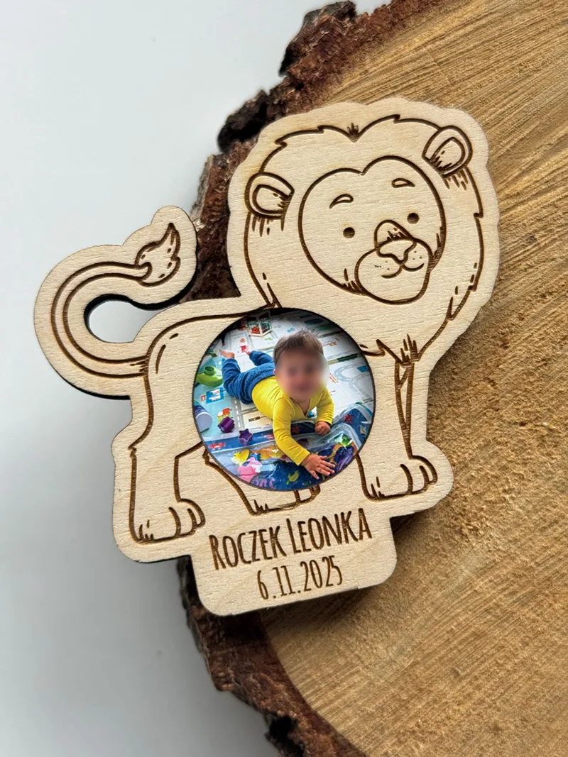 Magnes Lew na Roczek ze zdjęciem dziecka – personalizowana pamiątka urodzinowa