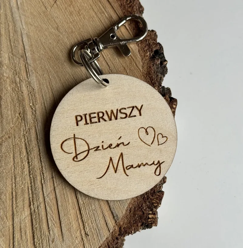 Brelok Pierwszy Dzień Mamy z napisem – prezent dla świeżo upieczonej mamy