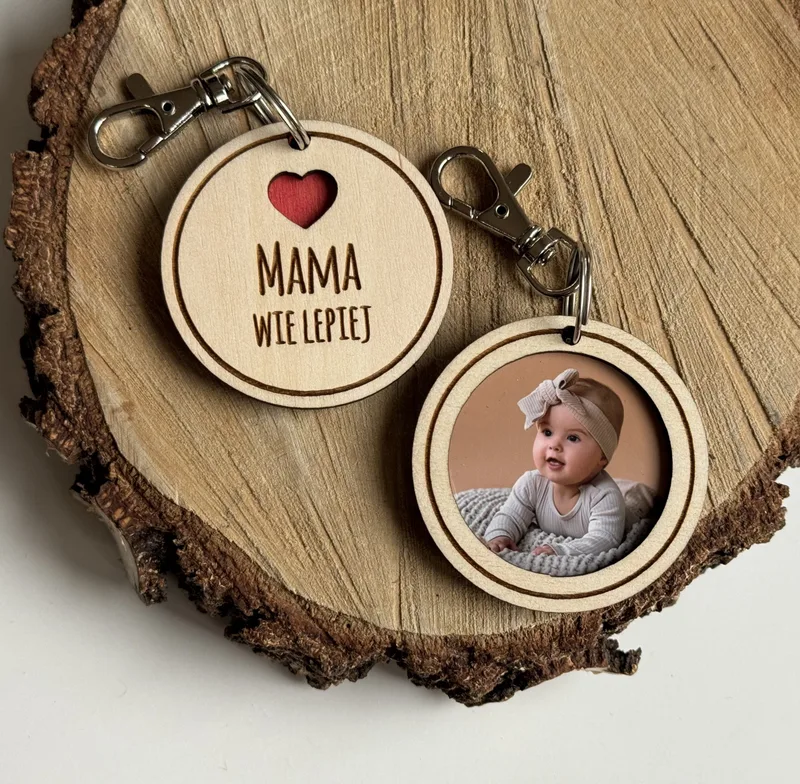 Brelok dla Mamy z napisem i zdjęciem dziecka – prezent na Dzień Mamy