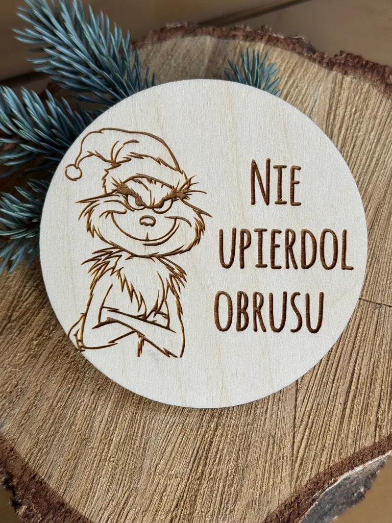 Podkładka pod kubek świąteczna z personalizacją – drewniany prezent na Boże Narodzenie