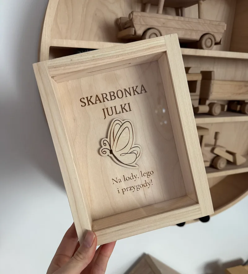 Skarbonka Motylek z personalizacją – drewniana skarbonka dla dziecka na prezent