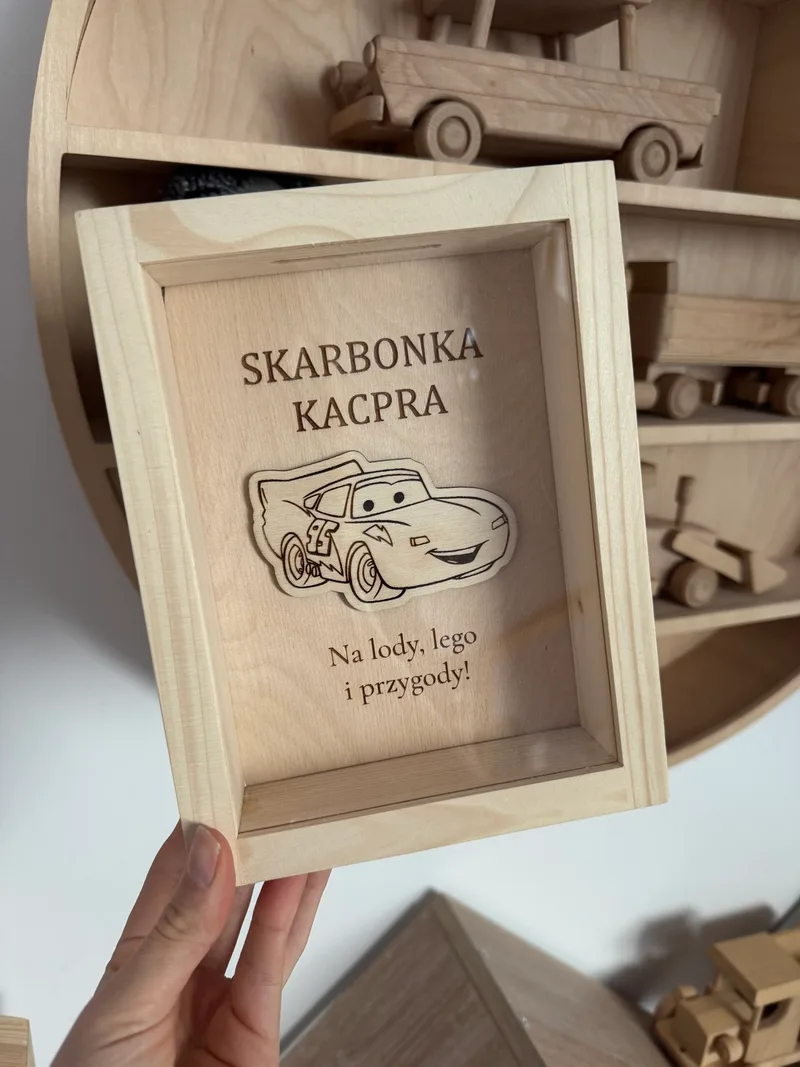 Skarbonka Samochód z personalizacją – drewniana skarbonka dla chłopca na prezent