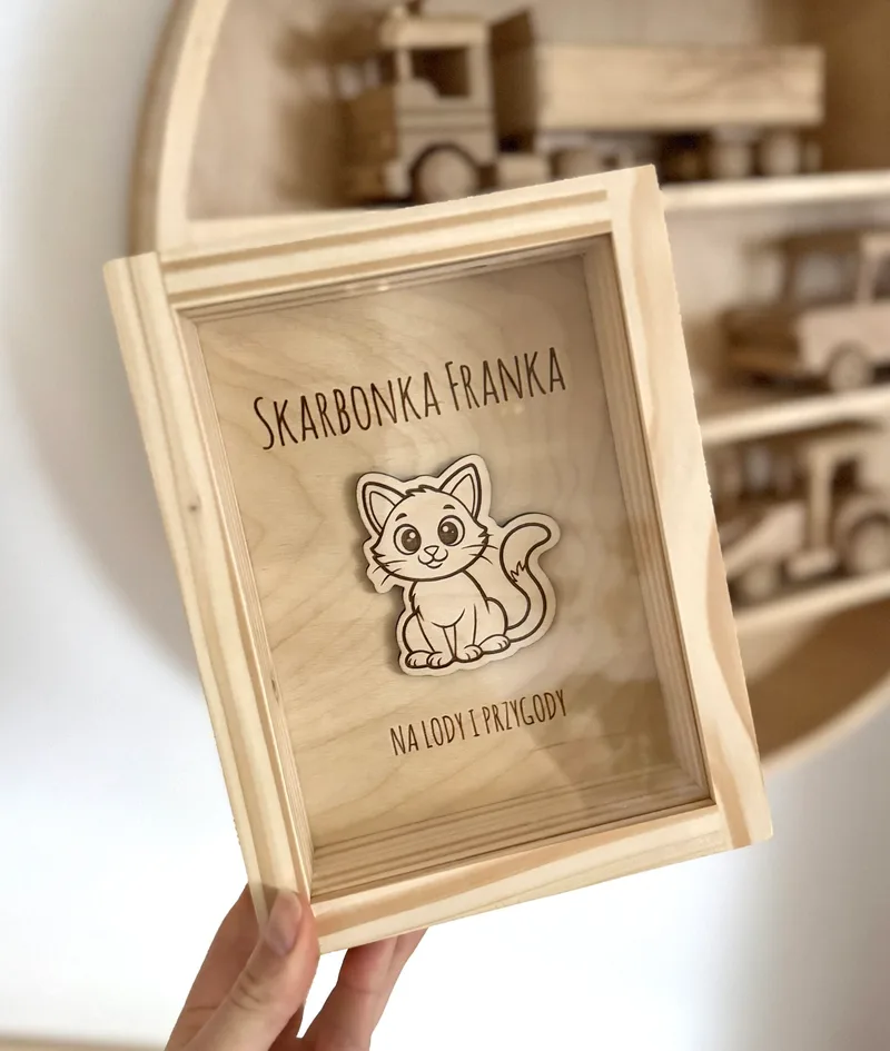 Skarbonka Kotek z personalizacją – drewniana skarbonka dla miłośniczki kotów