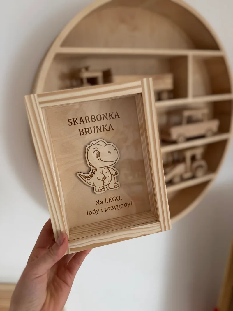 Skarbonka Dinuś z personalizacją – drewniana skarbonka dinozaur dla dziecka