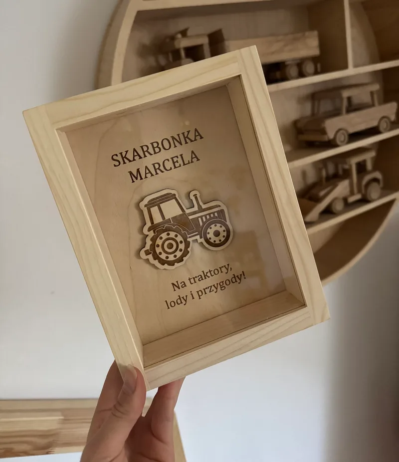 Skarbonka Traktor z personalizacją – drewniana skarbonka dla chłopca miłośnika wsi