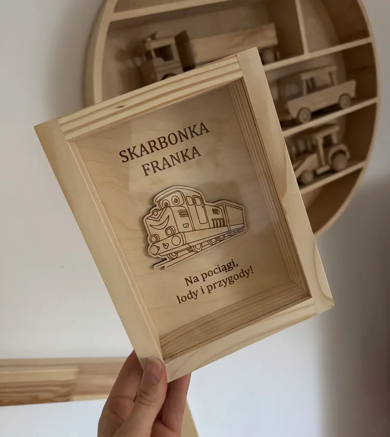 Skarbonka Pociąg z personalizacją – drewniana skarbonka dla dziecka miłośnika kolejek