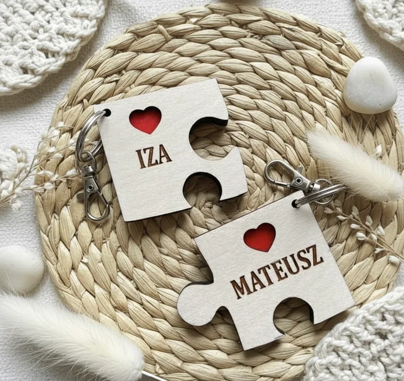 Breloki dwa imienne puzzle na Walentynki – personalizowany prezent dla pary