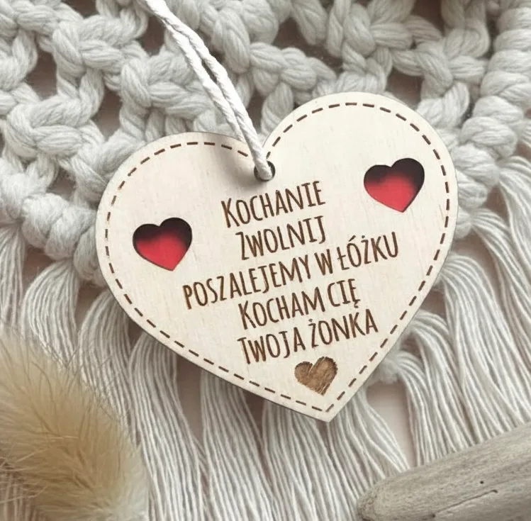 Zawieszka do samochodu z napisem walentynkowym – gotowa do wręczenia