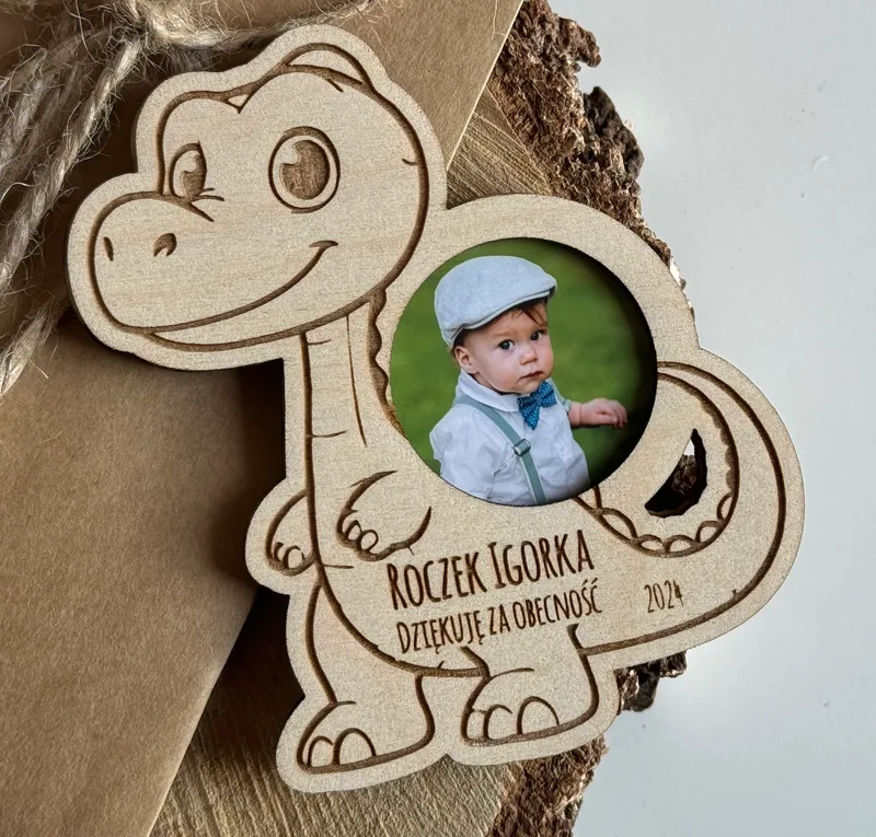 Magnes Dinozaur na Roczek ze zdjęciem dziecka – pamiątka urodzinowa