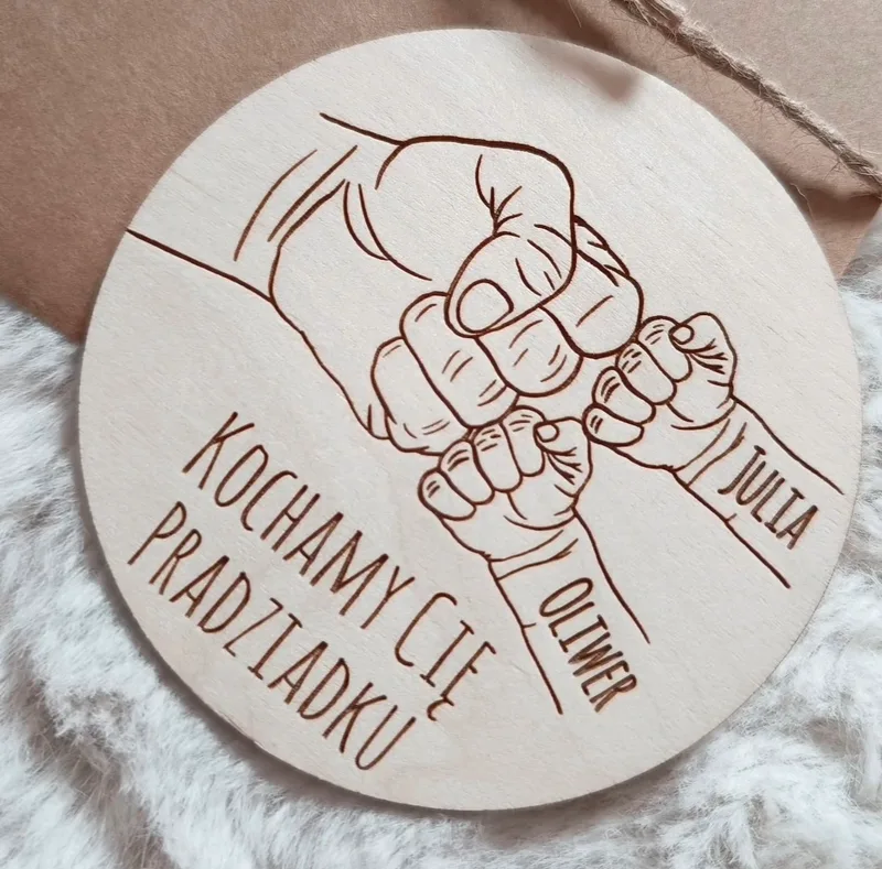 Magnes z dowolnym krótkim napisem.Spakowany gotowy do wręczenia.