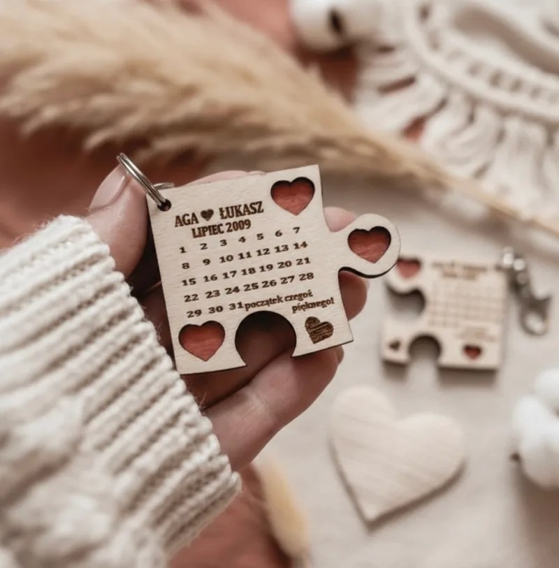 Breloki puzzle dwa z imionami pary – walentynkowy zestaw gotowy do wręczenia