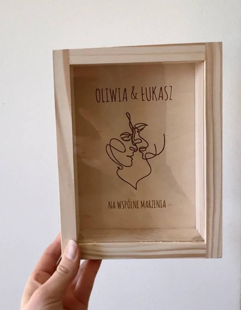 Skarbonka Ślubna z personalizacją – drewniane pudełko na pieniądze jako prezent weselny
