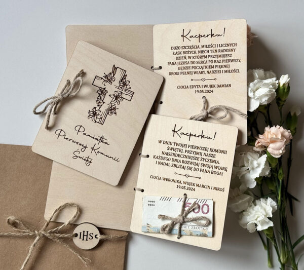 Drewniana kartka komunijna na pieniądze z krzyżem