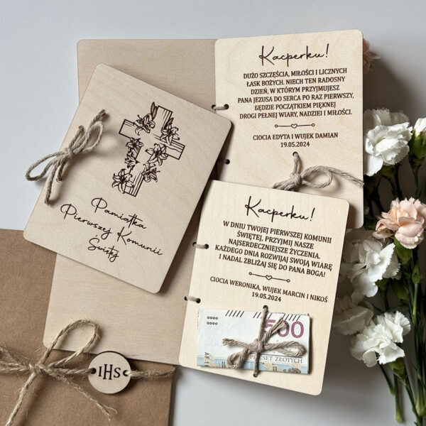 Drewniana kartka komunijna na pieniądze z krzyżem