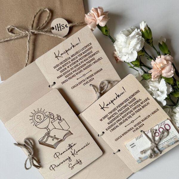 Drewniana karteczka komunijna z  miejscem na pieniądze i życzeniami