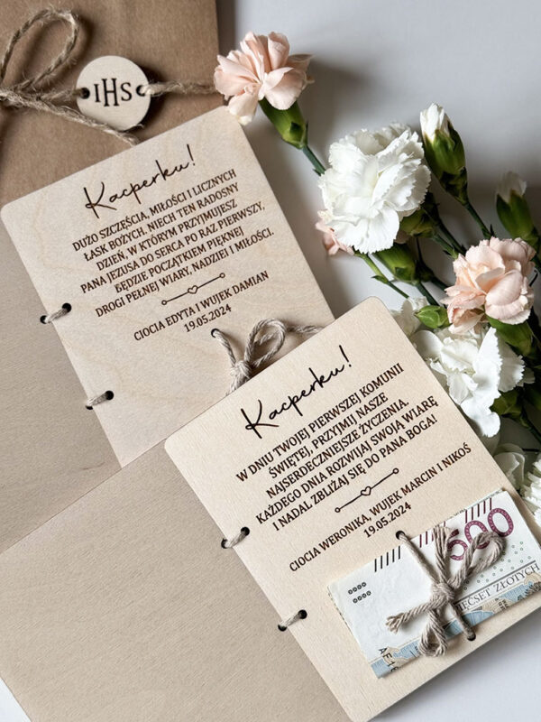 Drewniana karteczka komunijna z  miejscem na pieniądze i życzeniami