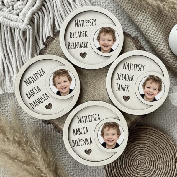 Magnes ze zdjęciem i dowolnym krótkim napisem.Spakowany gotowy do wręczenia