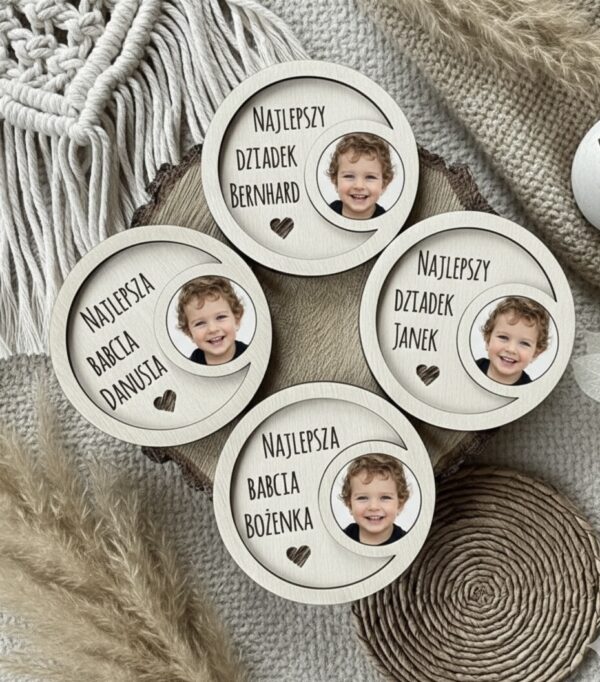 Magnes ze zdjęciem i dowolnym krótkim napisem.Spakowany gotowy do wręczenia