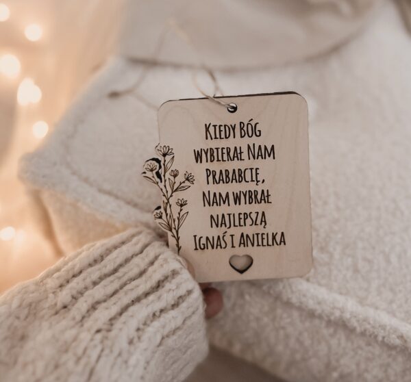 IMG_6401.jpeg Zawieszka ze zdjęciem w tyle i dowolnym napisem. Spakowana gotowa do wręczenia.