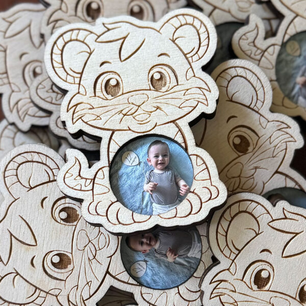 Magnes Tygrys ze zdjęciem