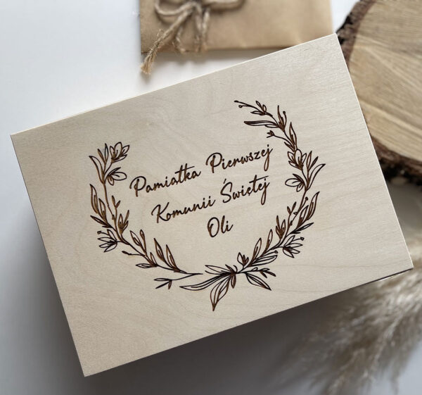 Drewniane pudełko z przegrodami – pamiątka Komunii