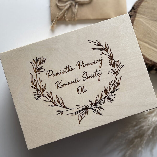 Drewniane pudełko z przegrodami – pamiątka Komunii