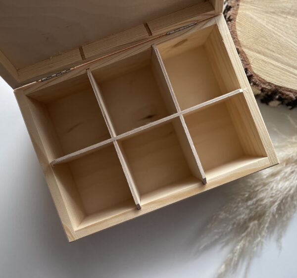 Drewniane pudełko z przegrodami – pamiątka Komunii