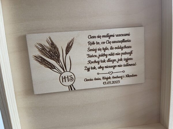 Drewniane pudełko z przegrodami – pamiątka Komunii