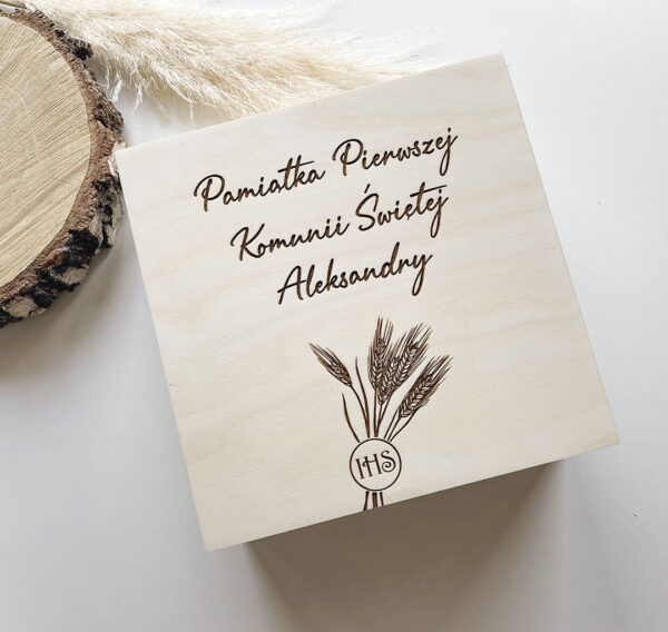 IMG_9931-scaled-1-1.jpg Drewniane pudełko na pamiątki Komunii 20×20 cm