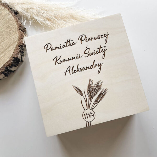 Drewniane pudełko na pamiątki Komunii 20×20 cm